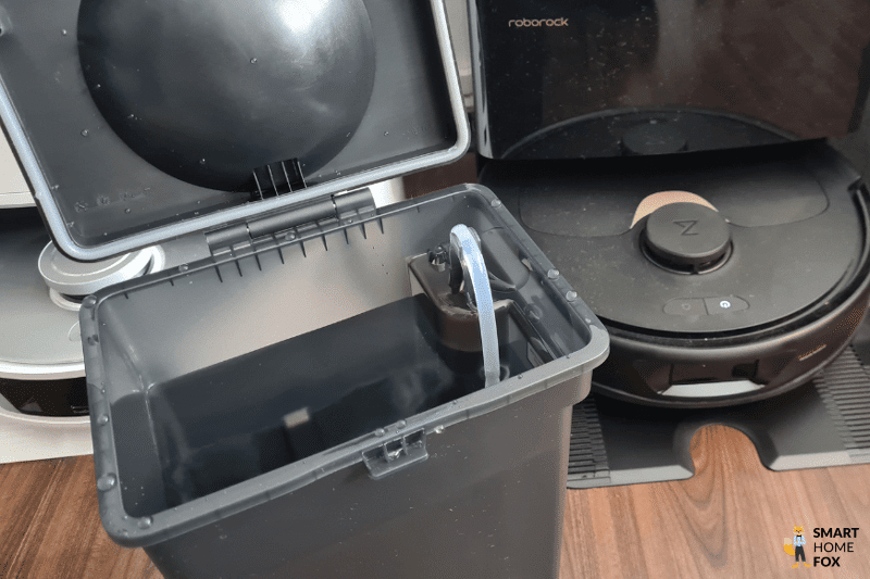 Der Frischwassertank von der Multifunktionsstation des Roborock Q Revo ist zu sehen.